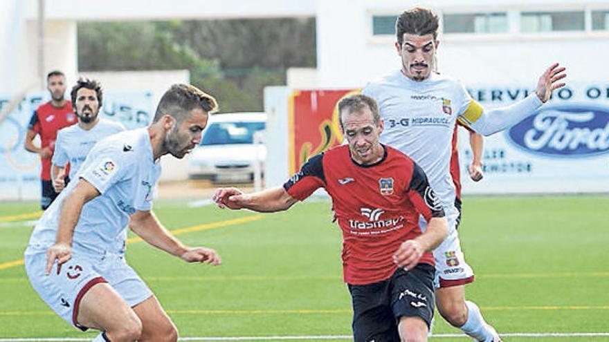 Foto de archivo del partido entre el Formentera y el Poblense.