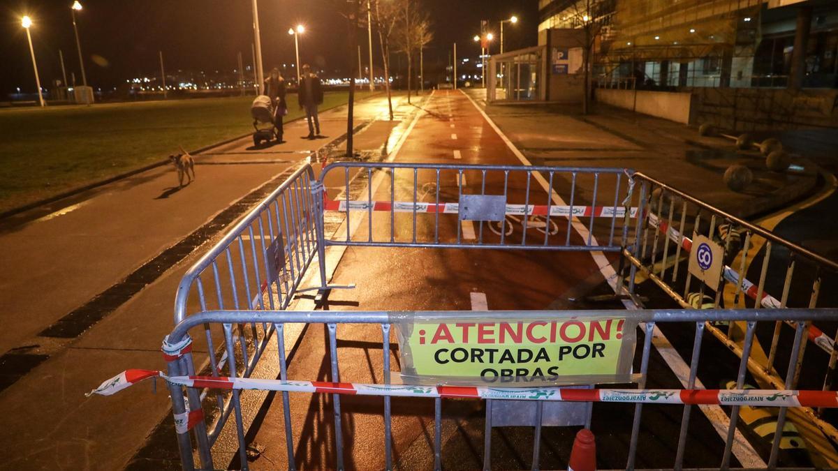 El carril bici de Mariano Pola, ayer, cerrado.