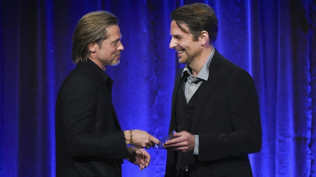 lmmarco51653647 actor brad pitt  left  accepts the best supporting actor awa200110141041