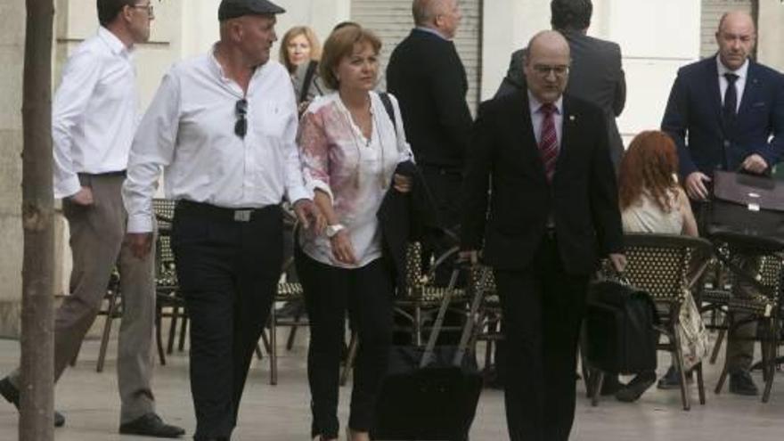 Charrington con su mujer y su abogado, Óscar de Alfonso, el pasado lunes en la Audiencia.