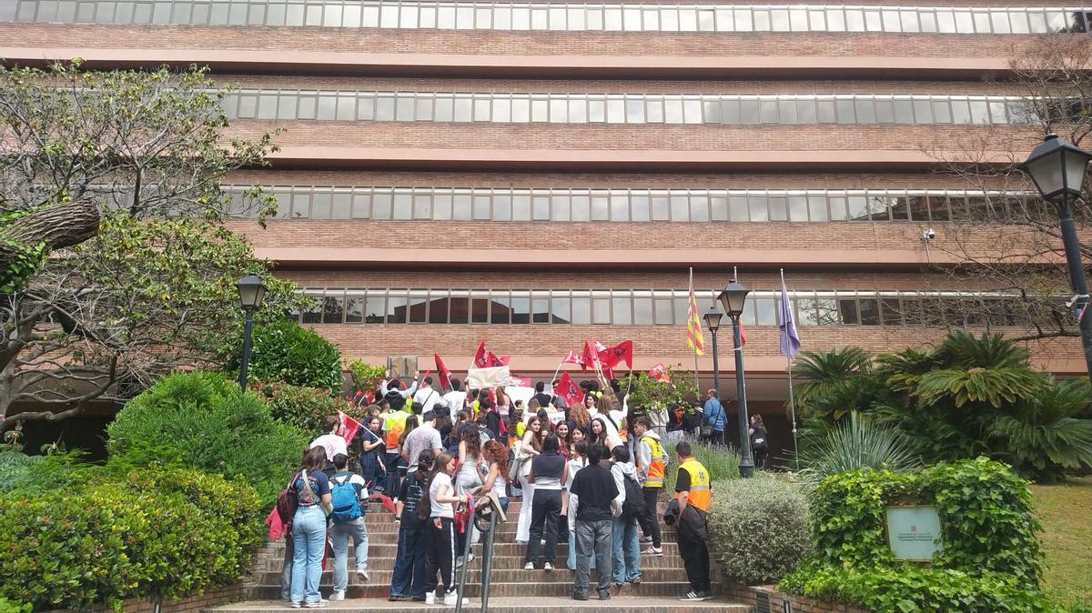 Protesta de alumnos del grado de Técnicos de Emergencias, este miércoles ante la Conselleria d'Educació.