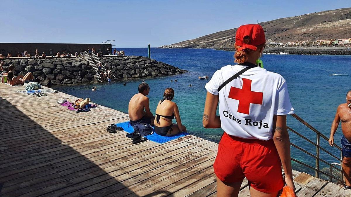 Una socorrista de Cruz Roja vigila una zona de baño.