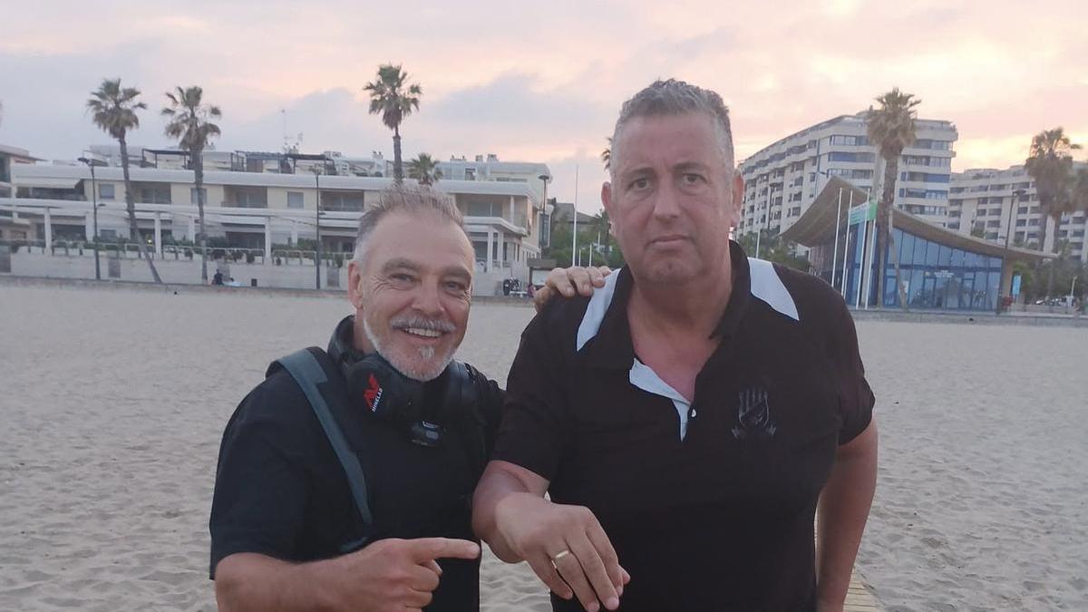 El hombre muestra el anillo encontrado por un voluntario de la asociación.
