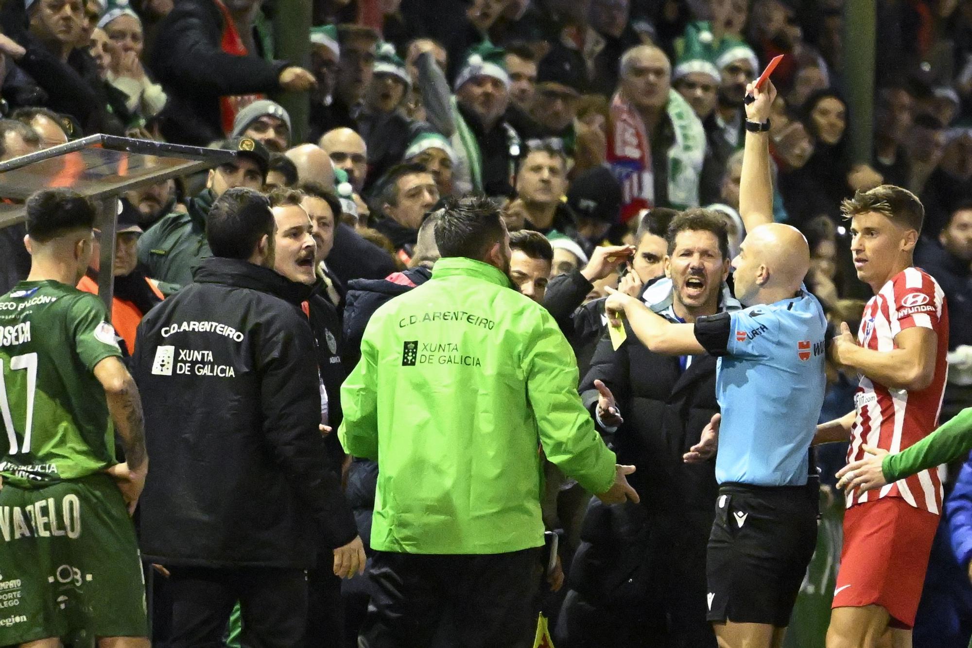 Momento en el que González Fuertes expulsa al delegado del Arenteiro.