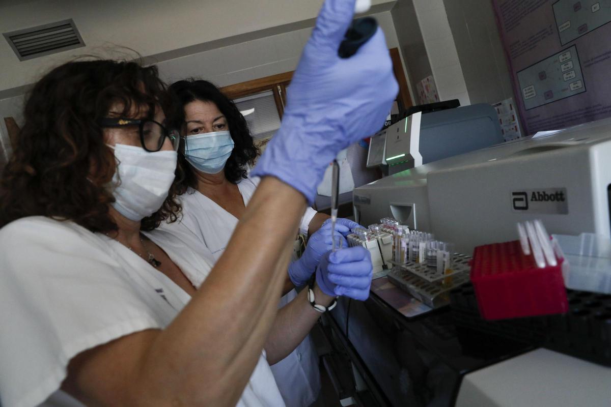 Integrantes del laboratorio de Microbiología del HUSA, en una imagen de archivo.