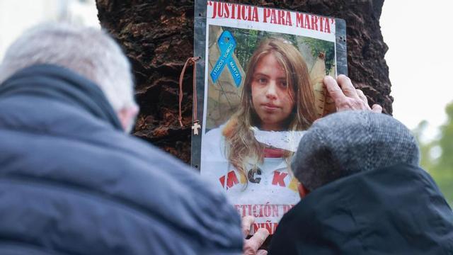 El abuelo de Marta del Castillo, José Antonio Casanueva, durante la concentración por su nieta, Marta del Castillo.