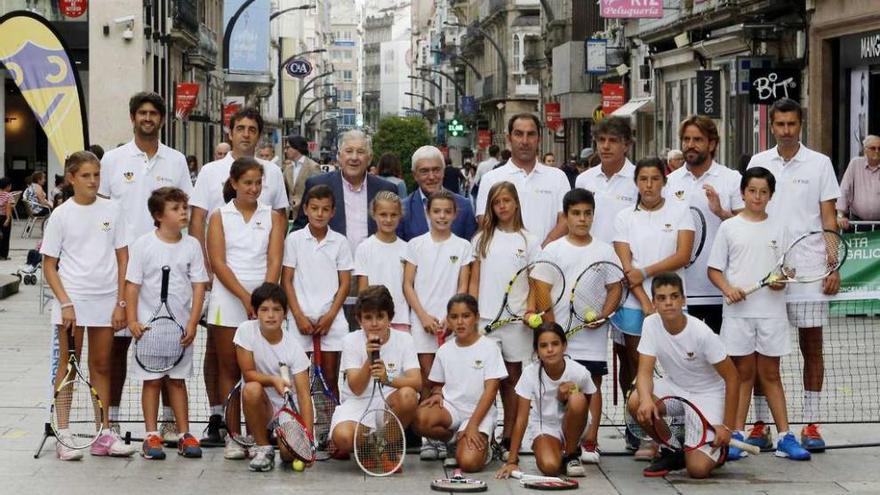 Los participantes posan en la calle Príncipe con varios niños del Club de Campo. // Marta G. Brea