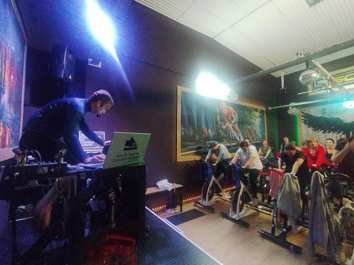 A la izquierda, Jorge José Álvarez, dirige la clase de spinning.