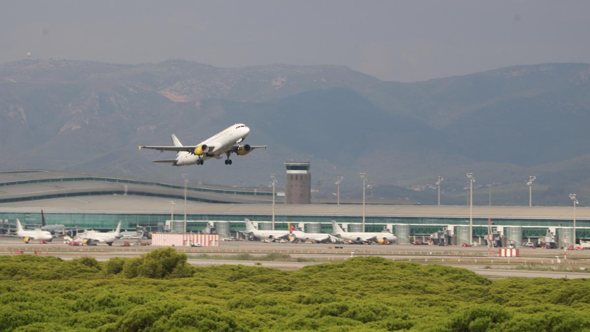 Un avió enlairant-se a l&#039;aeroport del Prat