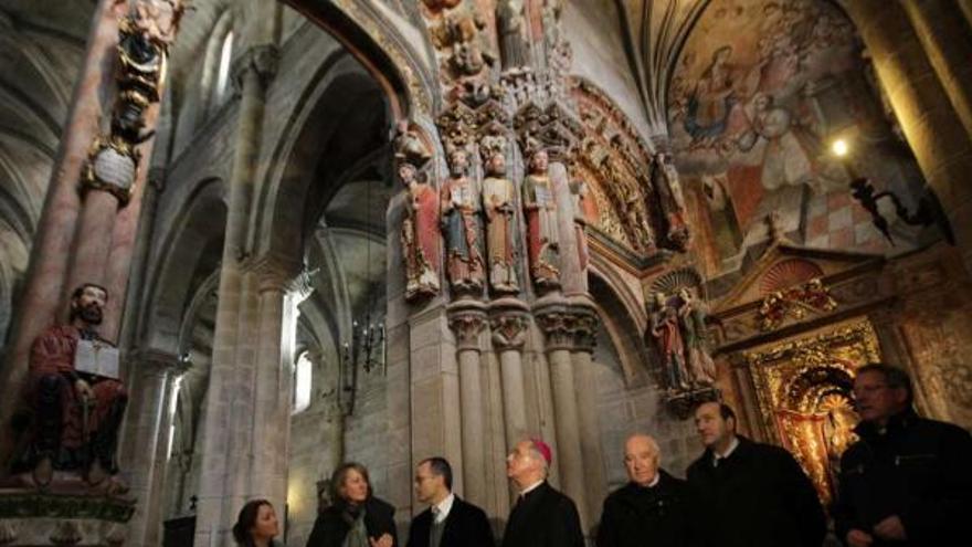 El conselleiro de Educación y el obispo de la diócesis de Ourense, en el centro, bajo el Pórtico do Paraíso tras su recuperación.  // Jesús Regal
