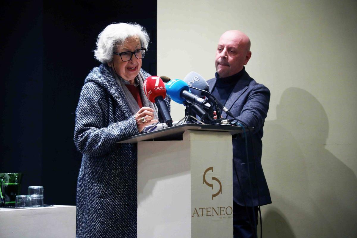 MLG 14-01-2025.-Lectura del manifiesto en contra del montaje de las estatuas de más de ocho metros de un Neptuno y una Venus en la entrada del puerto de la ciudad, donde las principales instituciones cultuales malagueñas han realizado una declaración conjunta para movilizar a la ciudadanía y al resto de colectivos para impedir dicha instalación