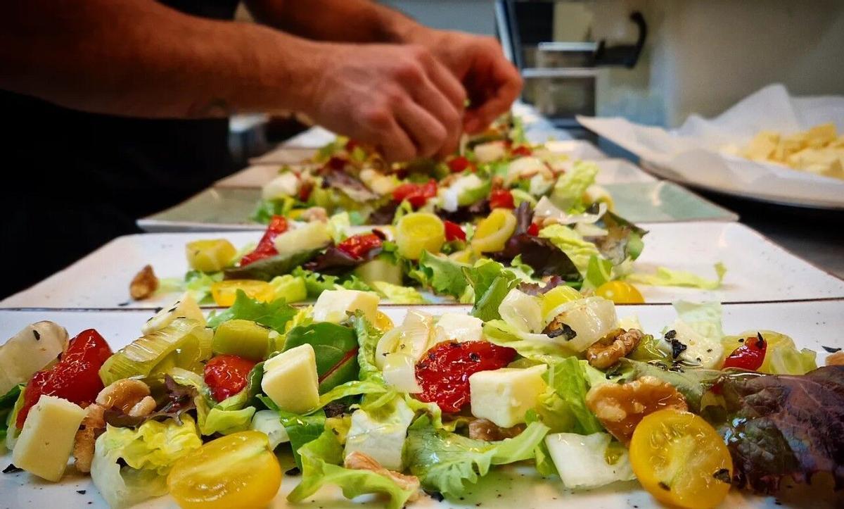 Preparación de la comida en la cocina de La Herculina, en A Coruña.