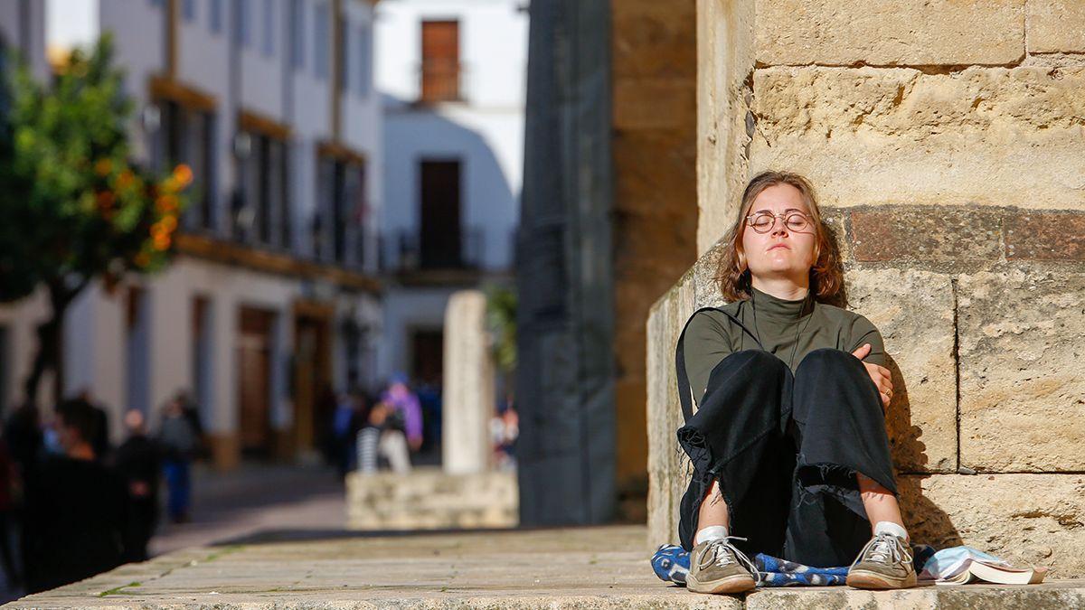 Foto de archivo de una joven tomando el solo en la Mezquita-Catedral de Córdoba.