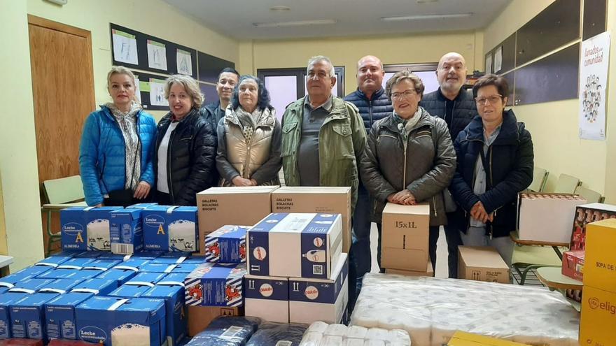 Por la izquierda, Belén Velasco, Isabel Lorenzo, Juan Carlos Tamayo, Marcelina Álvarez, Sergio Fernández, Bernardo Rodríguez, Consuelo García, José Julio Velasco y Carmen Sanz, ayer, junto a la donación. | L. P.