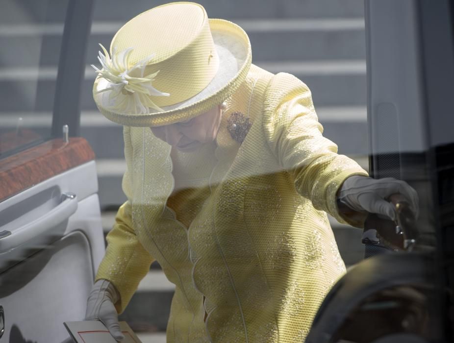 La reina Isabel II d'Anglaterra surt de la Catedran de Sant Pau després d'una missa per celebrar el seu 90è aniversari