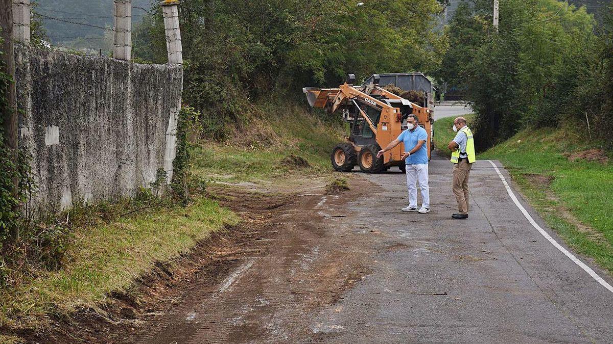 Siero desbroza cinco kilómetros de cunetas en cada parroquia