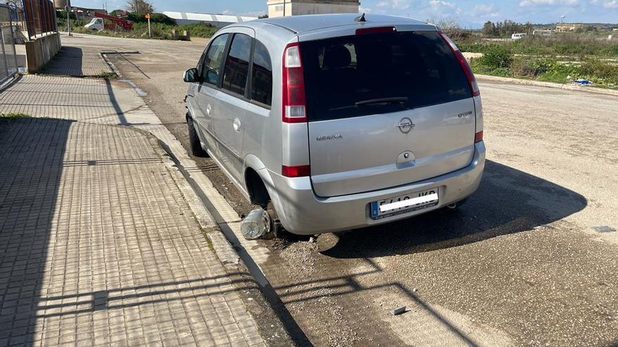 Los vehículos en mal estado son una imagen recurrente en la zona industrial.