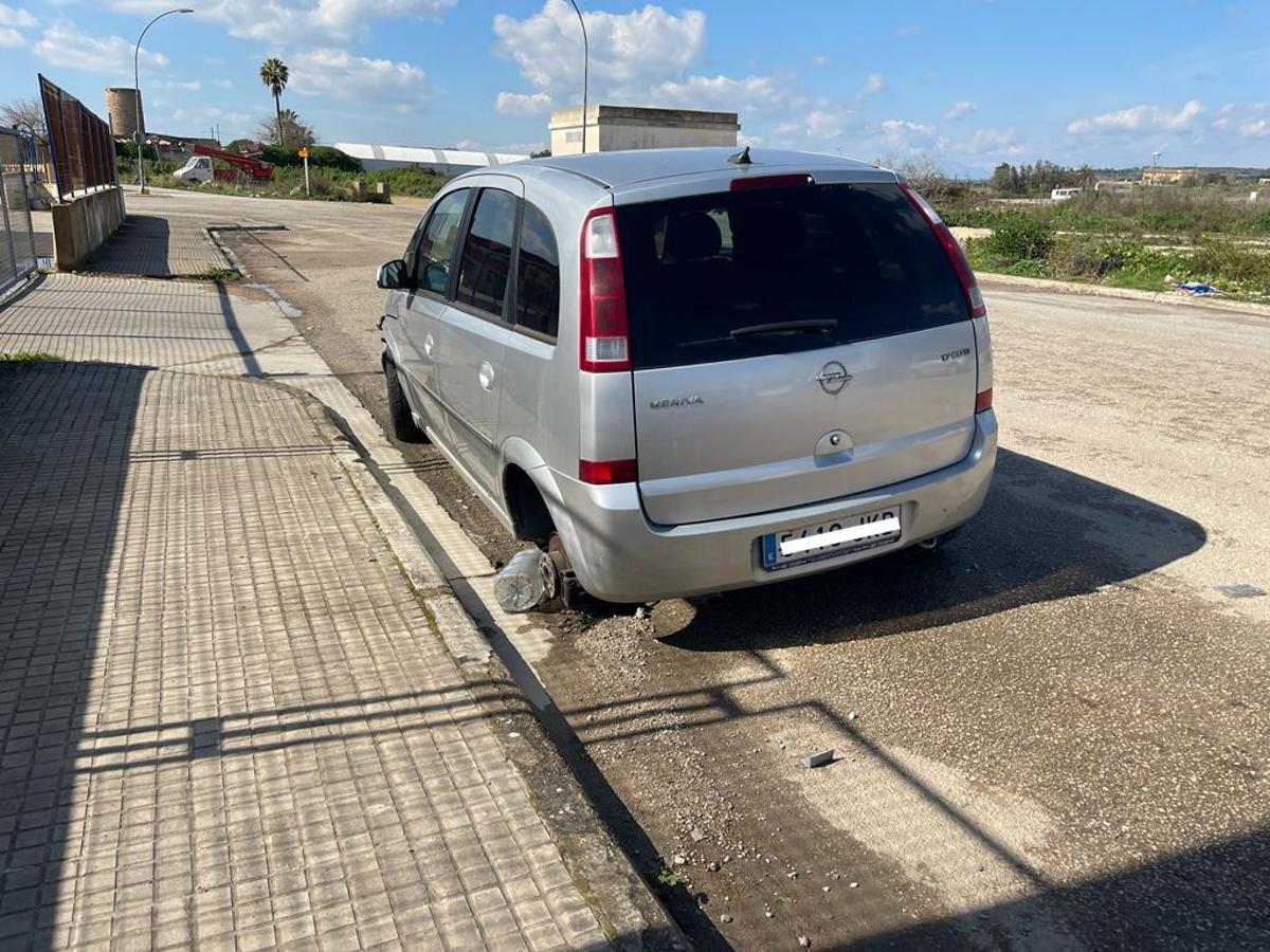 Los vehículos en mal estado son una imagen recurrente en la zona industrial.