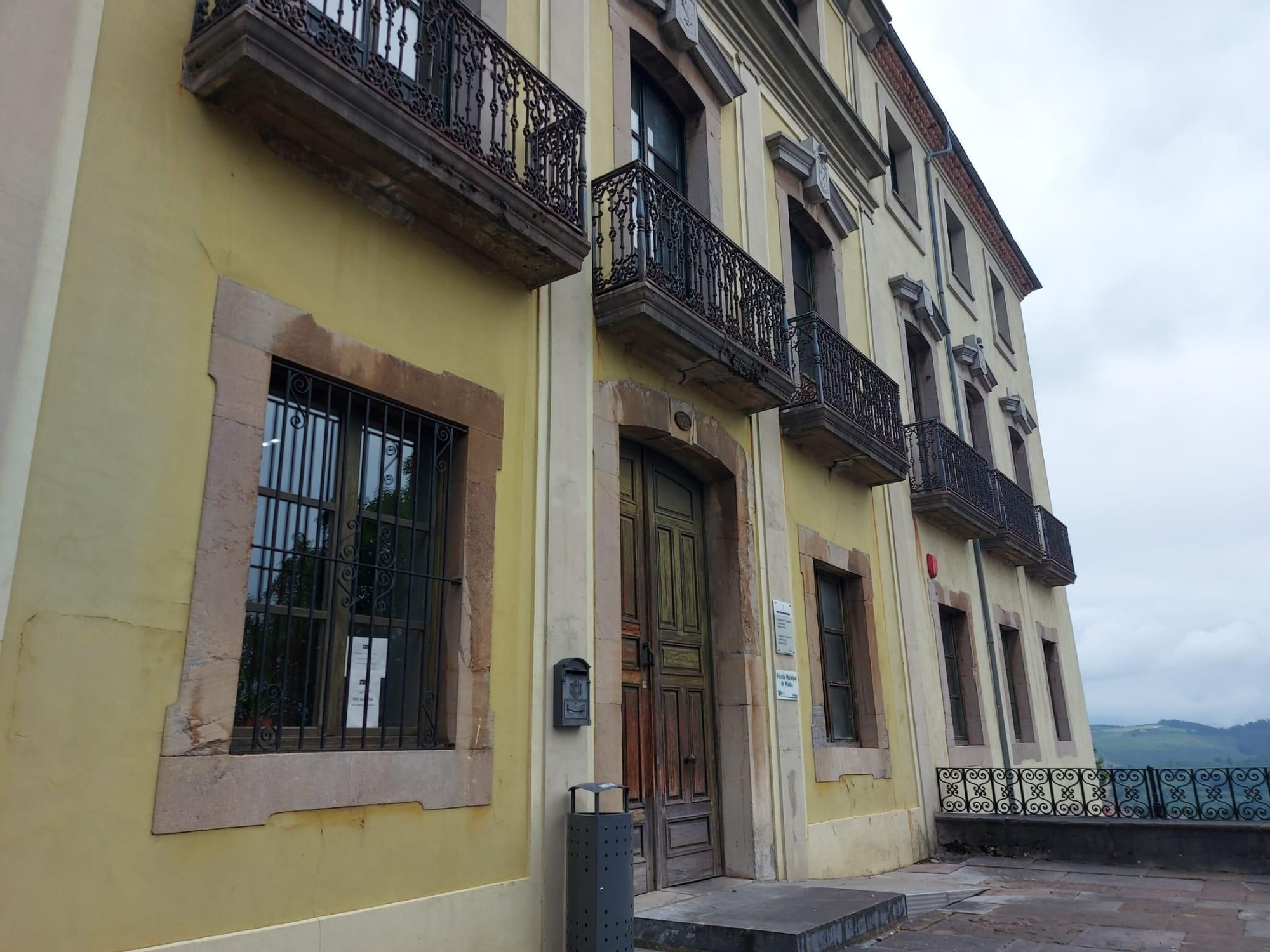 En imágenes: Así fue la manifestación contra el cierre de la Escuela de Música de Tineo