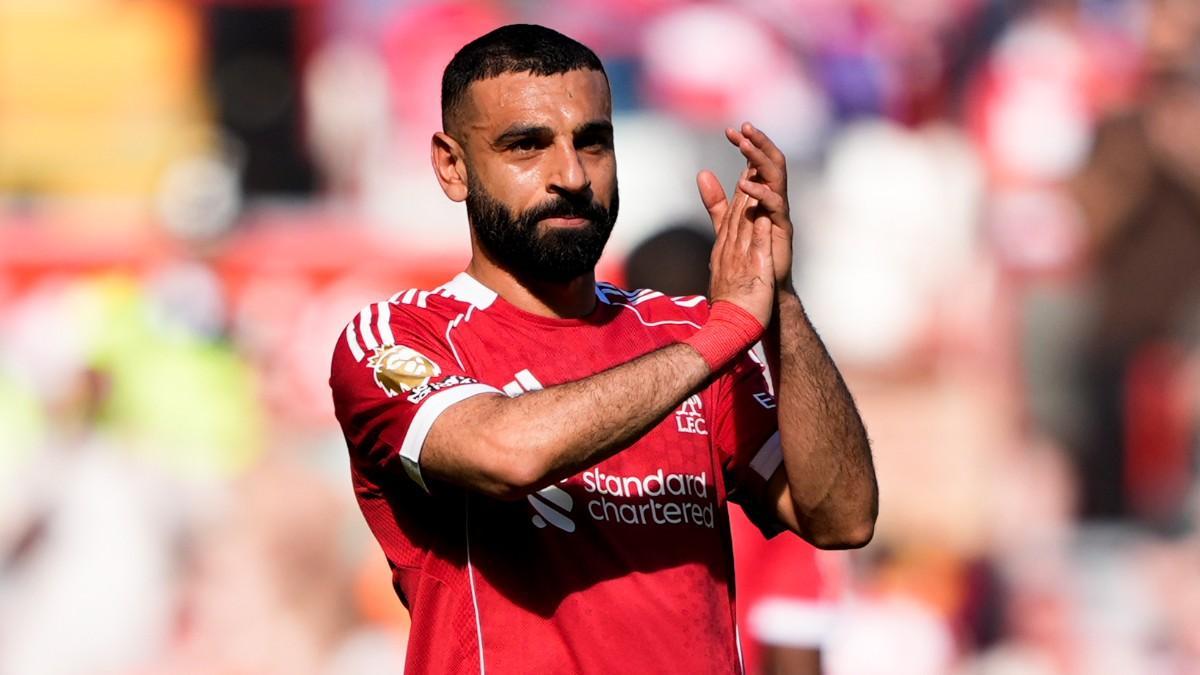Mo Salah se despide de la afición tras caer lesionado durante el Liverpool-Crystal Palace