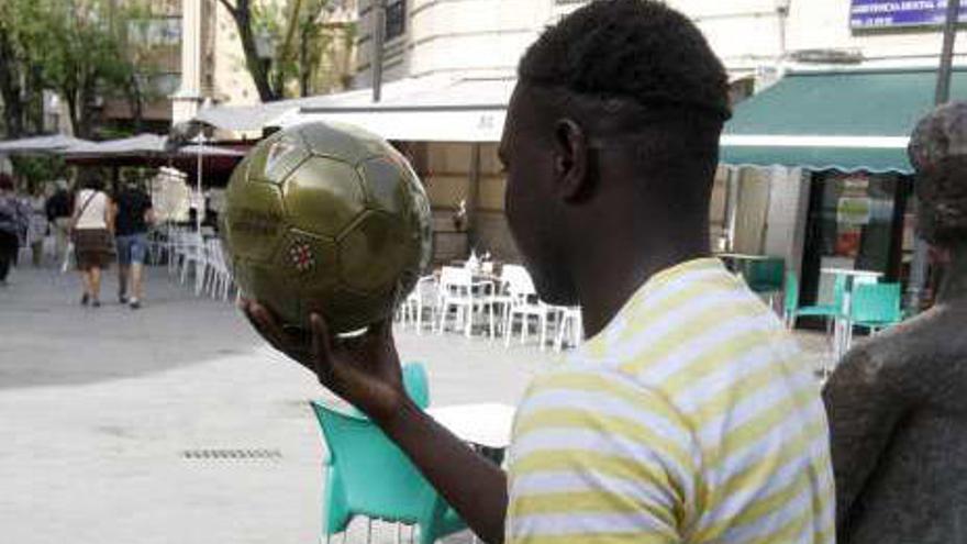 Mamadou Traoré, ayer, en Murcia con un balón.