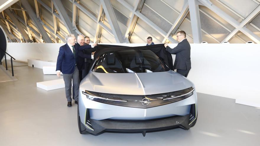 Opel destapa su coche del futuro en el Pabellón Puente de Zaragoza