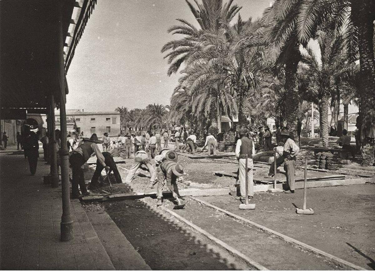 Asfaltado Paseo de los Mártires en Alicante. 21 de julio de 1903.