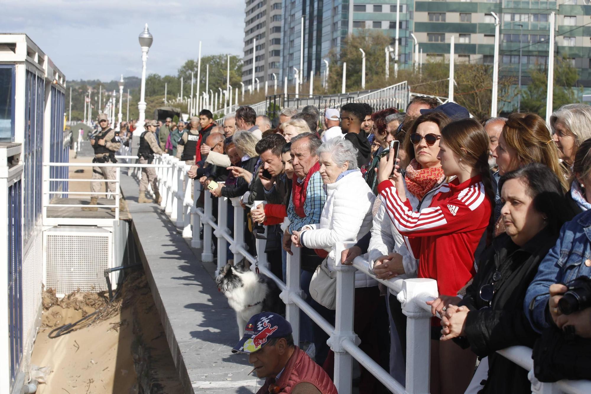 EN IMÁGENES: Así se ensaya el desembarco en la playa de San Lorenzo de Gijón