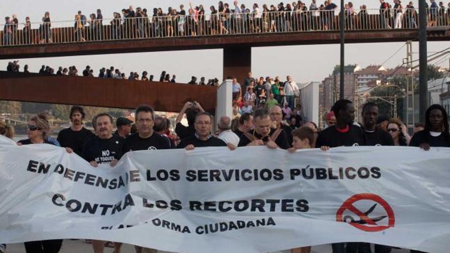 La cabeza de la movilización, ayer, a la altura de la pasarela del Centro Niemeyer.