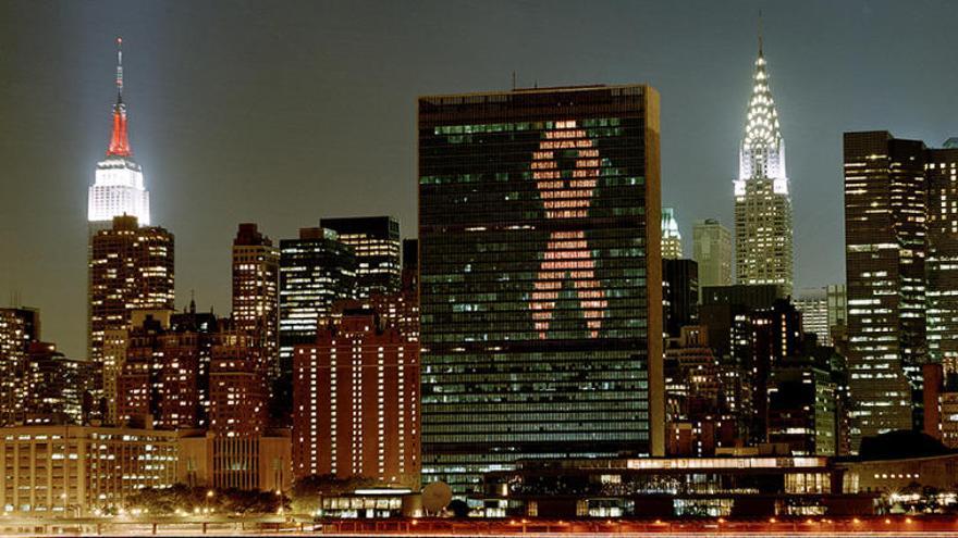 Il·luminació de l&#039;edifici de la Seu de l&#039;ONU amb la cinta vermella.