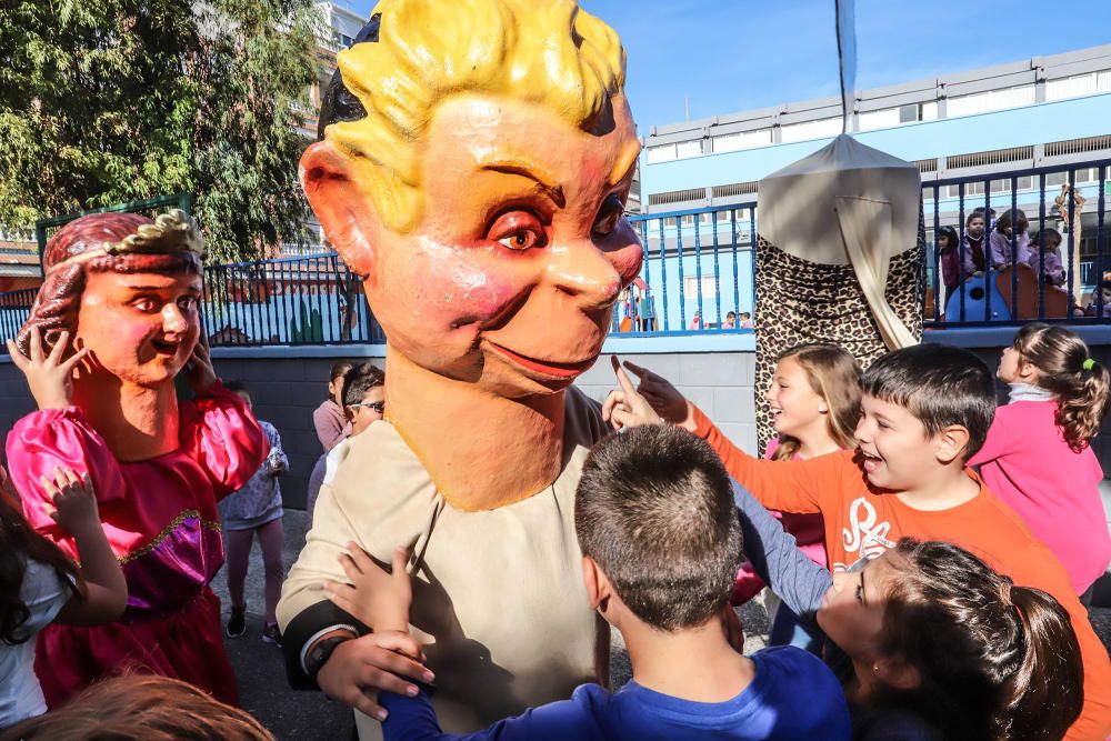 Los profesores recrean la tradición del pasacalles de La Charamita en el patio del Colegio Público Cuba durante las fiestas patronales