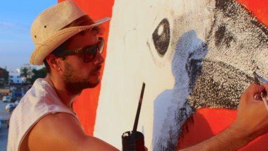 Pablo Pelluz durante la creación de un mural para el Bloop Festival.