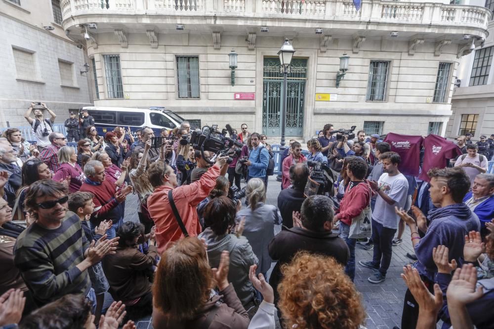 Un centenar de personas se concentra en apoyo a Valtonyc