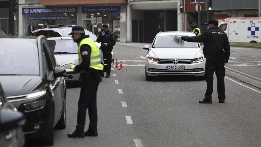 Policía Local y Nacional en un control realizado ayer en la calle Llano Ponte