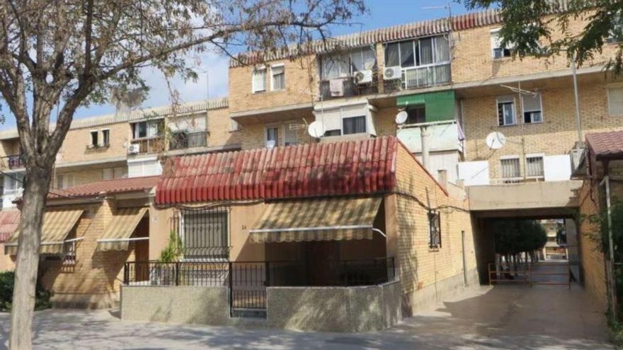 Se vende piso con garaje y ocupa