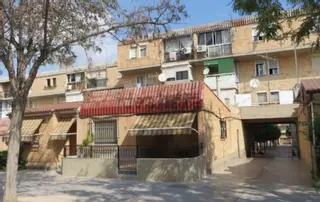 Se vende piso con garaje y ocupa