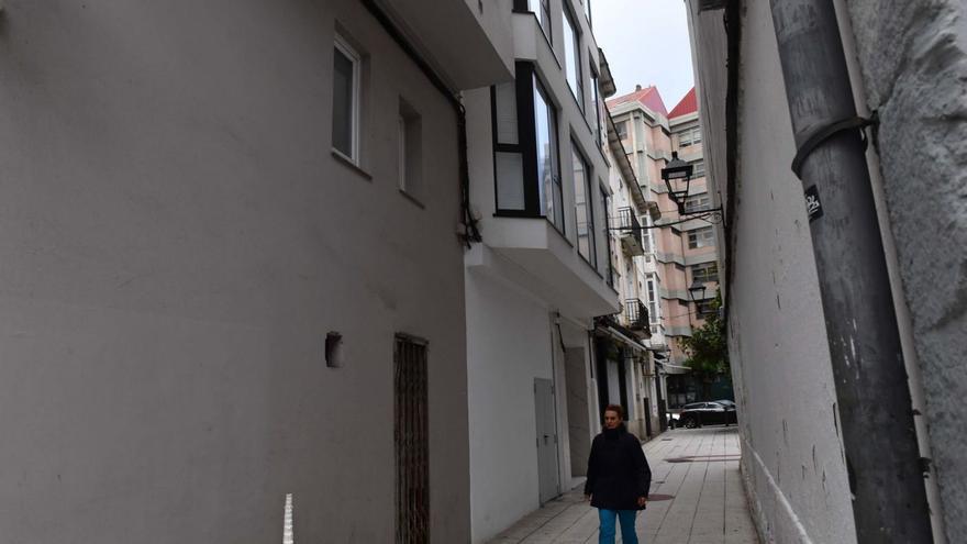 Edificio de pisos turísticos (el que tiene ventanas que resaltan de la fachada) en Argudín Bolívar. |   // V. E.