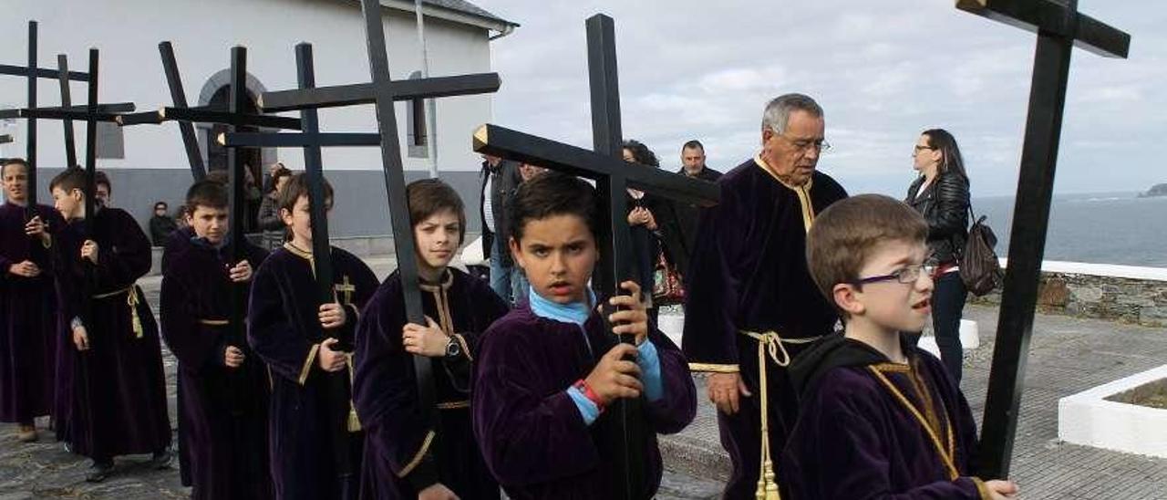 Procesión del Nazareno de Luarca por la carretera del faro.