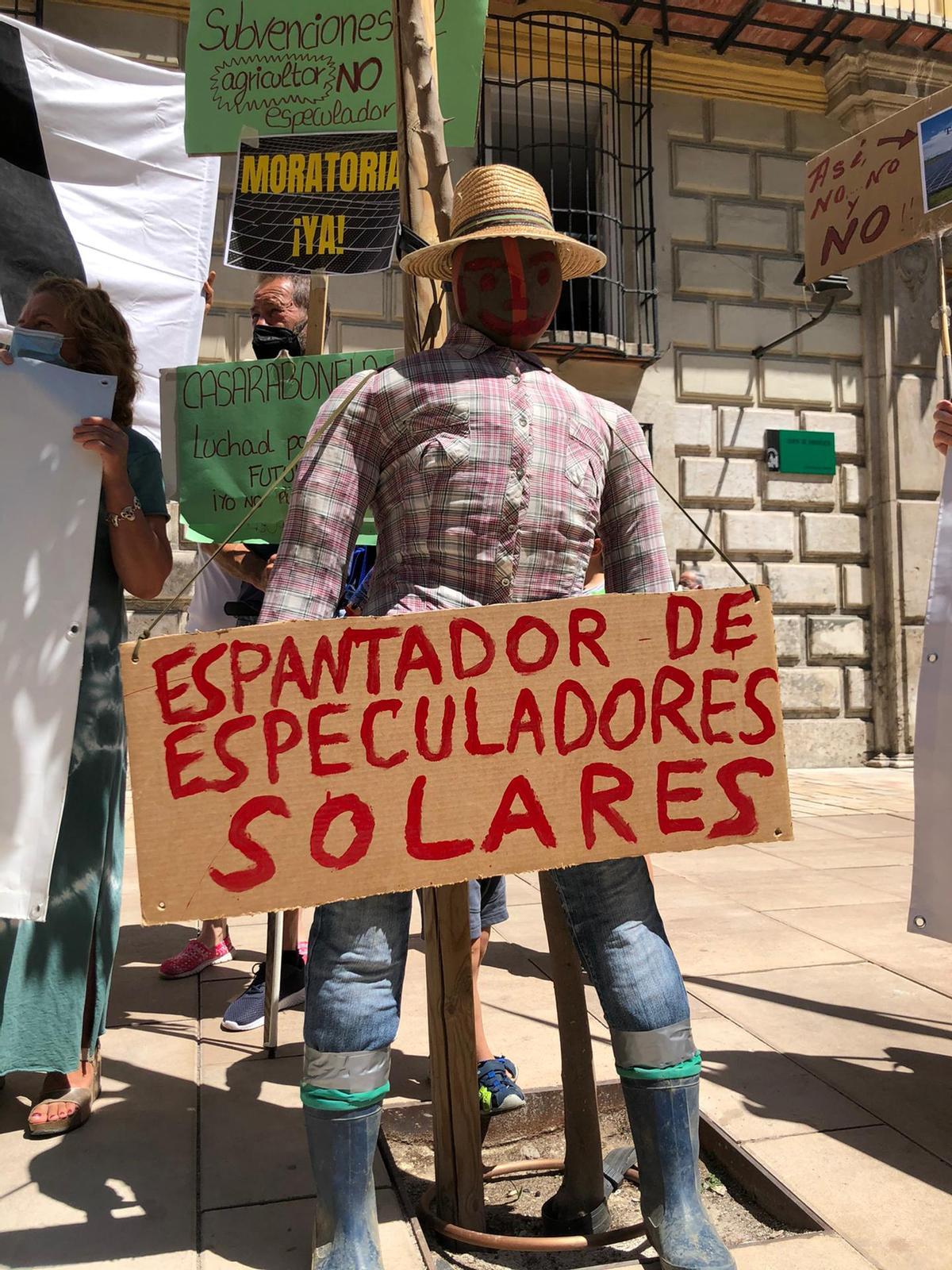 Un muñeco en una manifestación contra el macroparque solar de Coín, Málaga.
