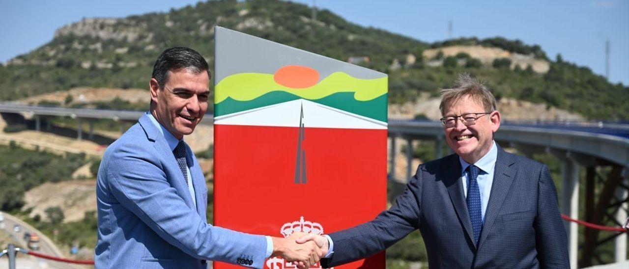 Sánchez inaugura el nuevo tramo de la N-232, a su paso por el puerto del Querol, en Morella.