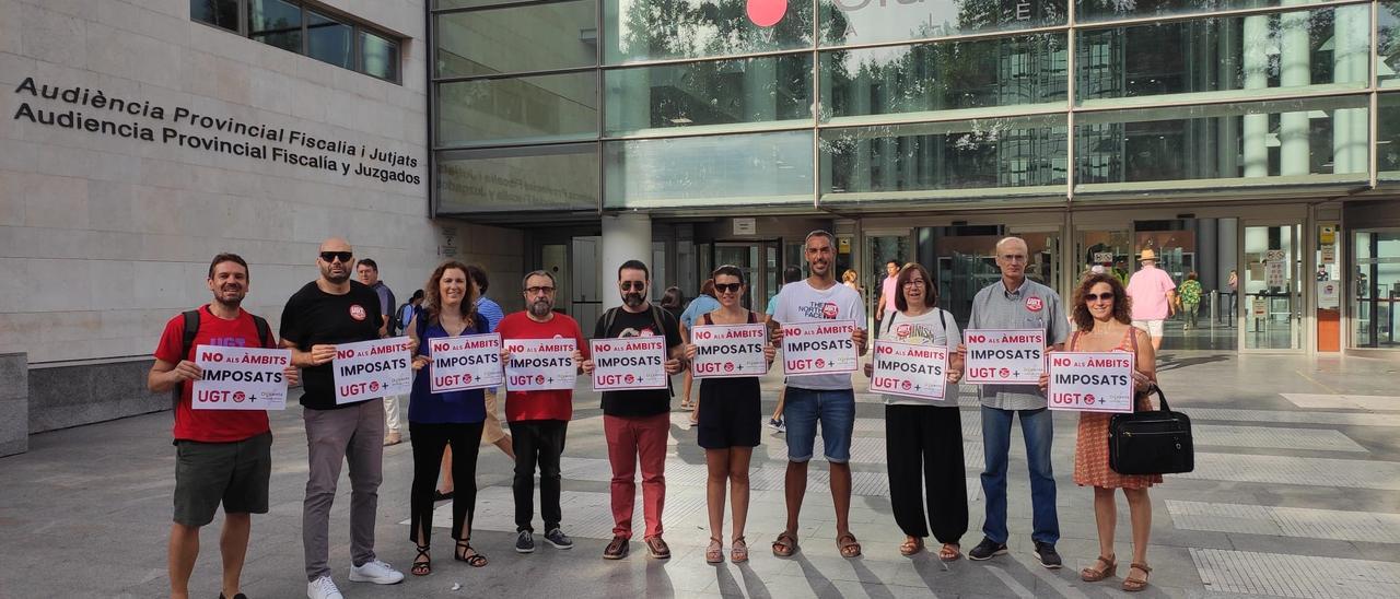 Miembros del sindicato UGT al presentar la denuncian, en la Ciudad de la Justicia de València.