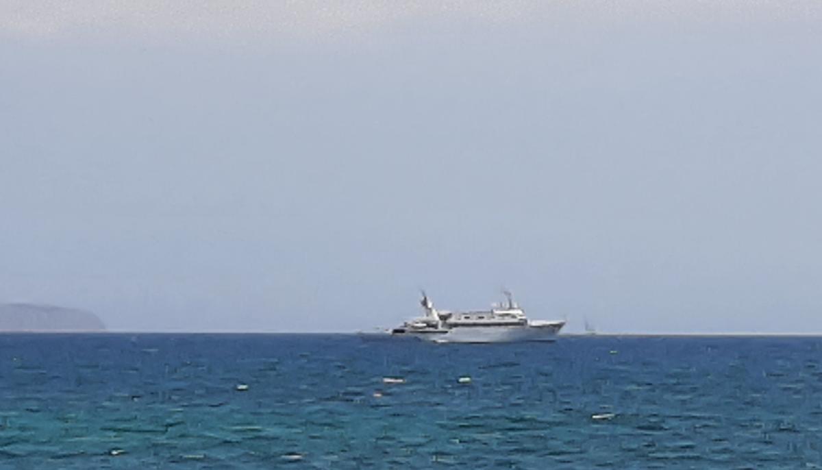 Die "Atlantis II" am Sonntag (7.7.) vor der Playa de Palma.