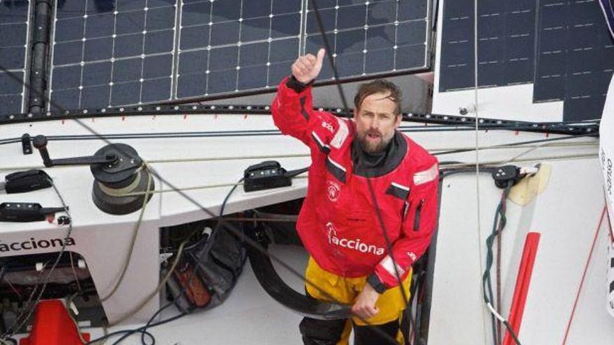 Sansó, a la caña del barco con el que intenta dar la vuelta al mundo en solitario.