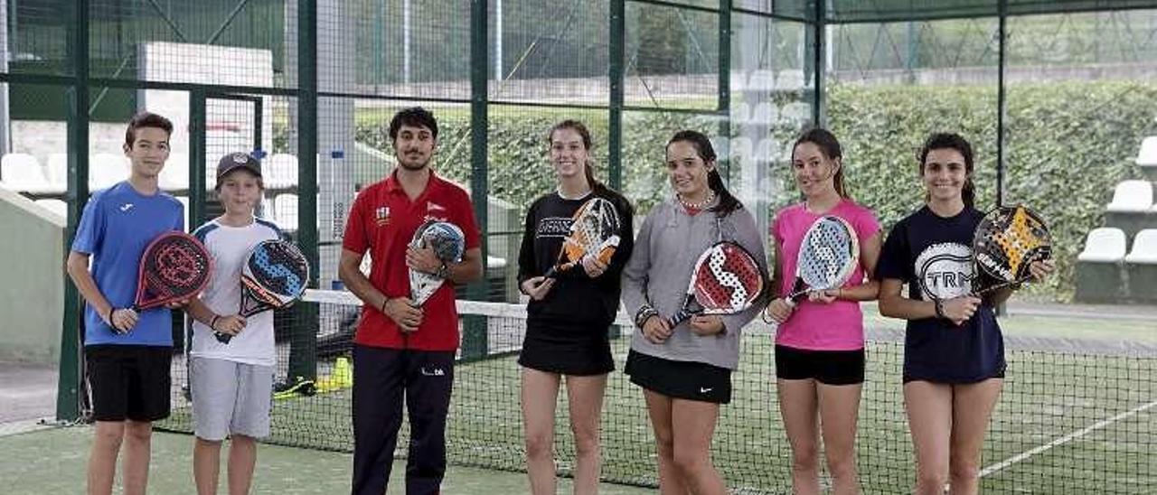 Parte de los alumnos de la escuela de pádel del Grupo.