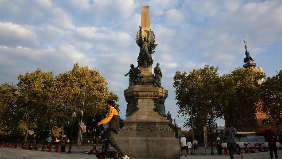 El monumento de Rius i Taulet con forma de obelisco y con un pilón por base.