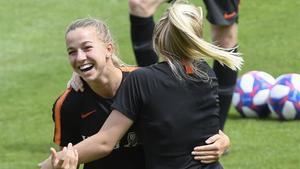 Jackie Groenen y Inessa Kaagman, en el último entrenamiento de las holandesas en Lyon.