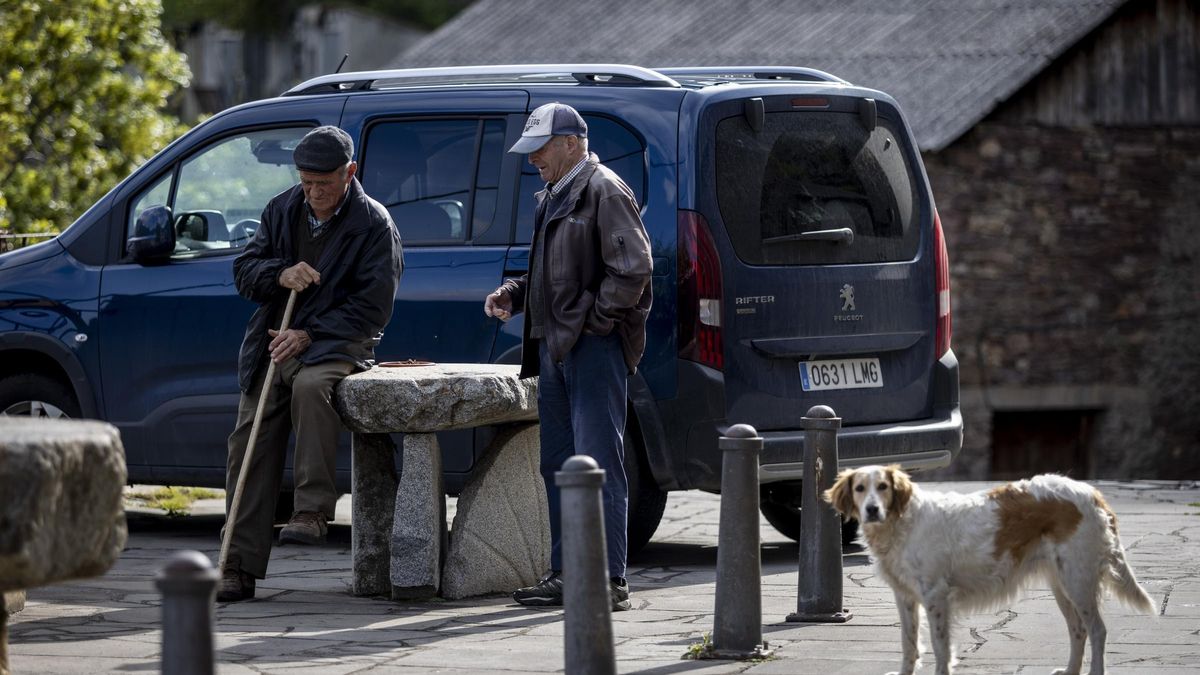 Una pareja de ancianos en un pueblo del Altoaragón, esta primavera.