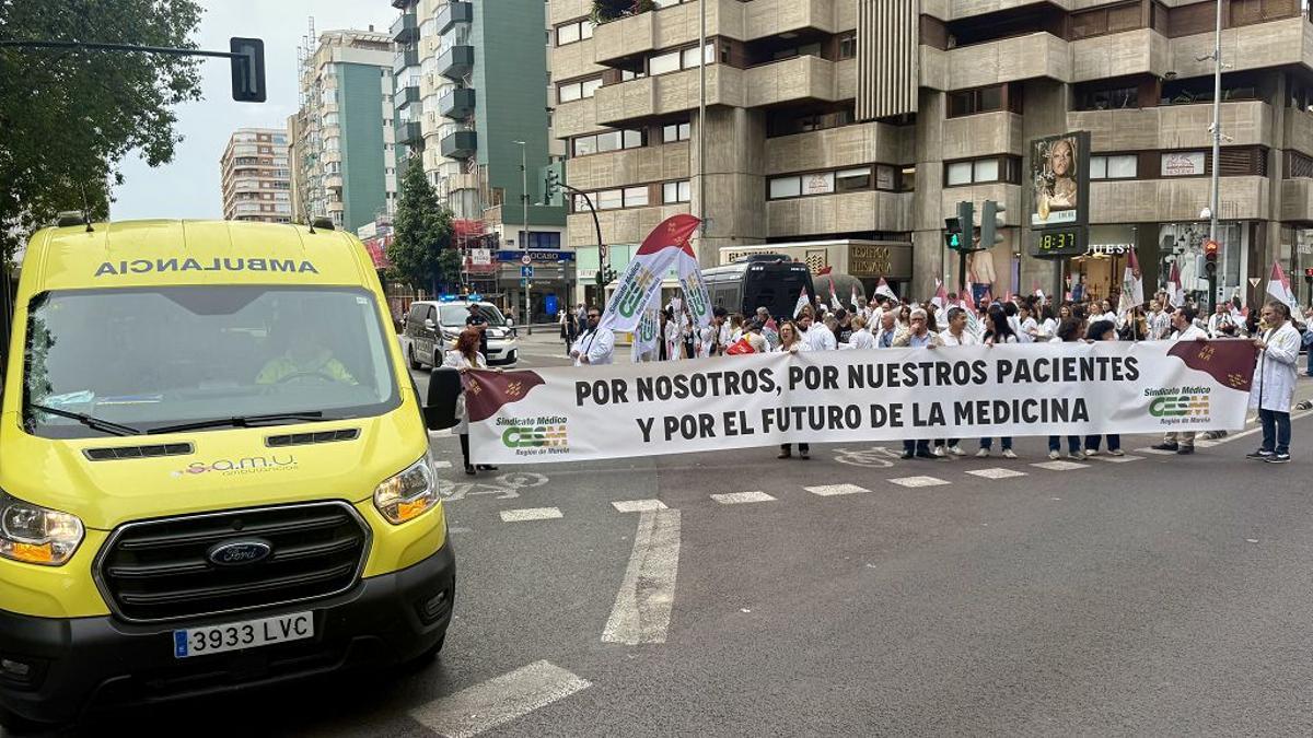 Las imágenes de la protesta de médicos contra el Estatuto Marco este miércoles en Murcia