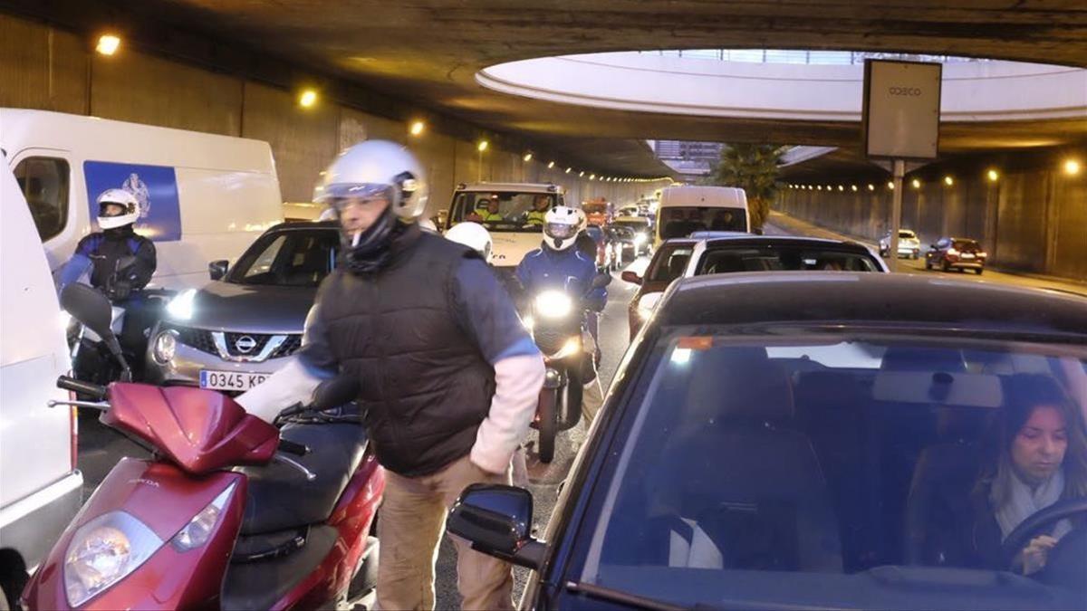 Cortado el tráfico en la ronda de Dalt de Barcelona.