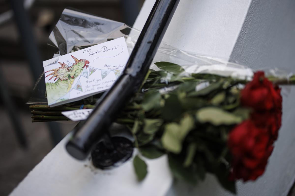 Flores en una barandilla del exterior del centro irlandés de Londres, donde se organizó una despedida de Sinéad Oconnor